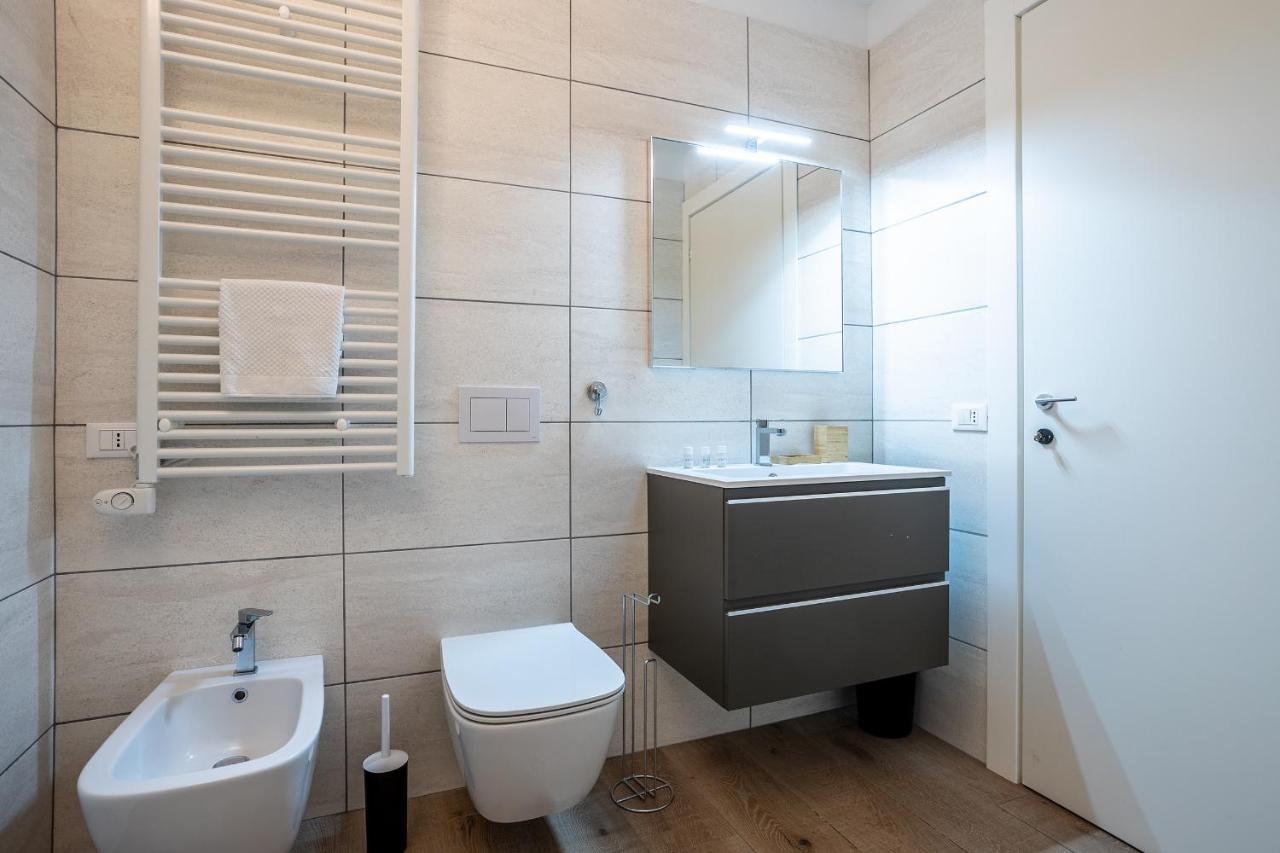 City Centre Apartment - 10 Minutes To Duomo - Free Wifi E Netflix Milan Luaran gambar